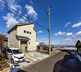 大東住宅株式会社の施工事例「ひのきの無垢床でお子さんたちがゴロリ!開放的な空間でリモートワークも捗るお家」の画像10