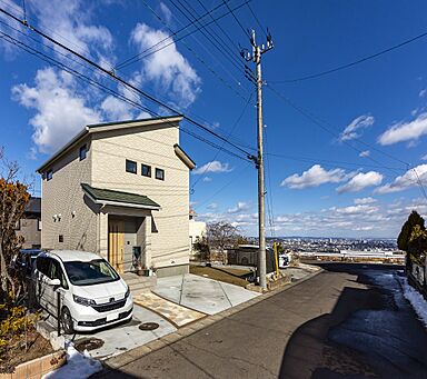 大東住宅株式会社の施工事例「ひのきの無垢床でお子さんたちがゴロリ!開放的な空間でリモートワークも捗るお家」の画像10