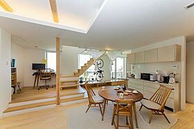 大東住宅株式会社の施工事例「ひのきの無垢床でお子さんたちがゴロリ!開放的な空間でリモートワークも捗るお家」の画像2