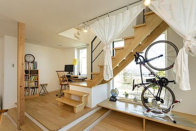 大東住宅株式会社の施工事例「ひのきの無垢床でお子さんたちがゴロリ!開放的な空間でリモートワークも捗るお家」の画像3