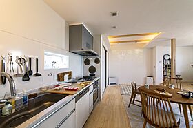 大東住宅株式会社の施工事例「ひのきの無垢床でお子さんたちがゴロリ!開放的な空間でリモートワークも捗るお家」の画像4