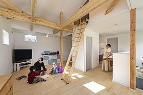 大東住宅株式会社の施工事例「ひのきの無垢床でお子さんたちがゴロリ!開放的な空間でリモートワークも捗るお家」の画像5