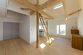 大東住宅株式会社の施工事例「ひのきの無垢床でお子さんたちがゴロリ!開放的な空間でリモートワークも捗るお家」の画像6