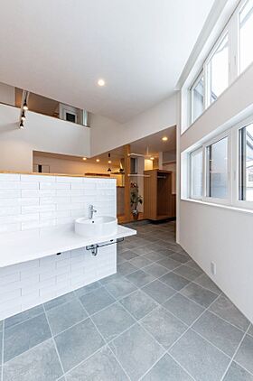 家'Sハセガワ株式会社の施工事例「陽だまりグリーンガーデン【上越市・室内ガーデニング・タイル・吹抜け・自然素材】」の画像3