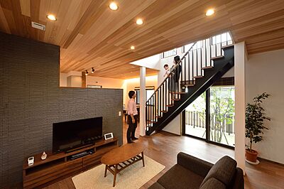 木の家スタイルのリビング 家'Sハセガワ株式会社の事例画像