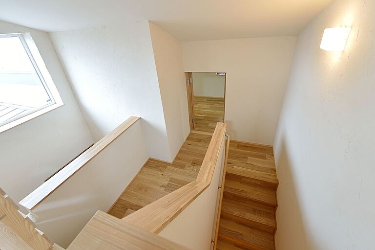 家'Sハセガワ株式会社の公式画像_階段4