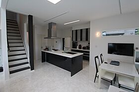 徳栄建設株式会社の施工事例「Black&Whiteがシャープなこだわりデザインの家」の画像2