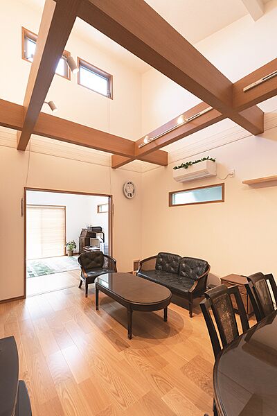 木の家スタイルのリビング 徳栄建設株式会社の事例画像