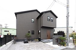 徳栄建設株式会社の施工事例「こだわりの外構が映える家」の画像