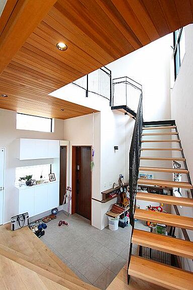 徳栄建設株式会社の施工事例「間仕切のない空間を高低差によって仕切る開放的な家」の画像1