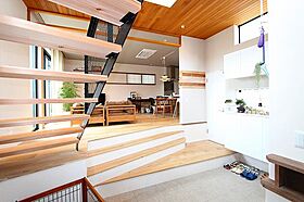 徳栄建設株式会社の施工事例「間仕切のない空間を高低差によって仕切る開放的な家」の画像2