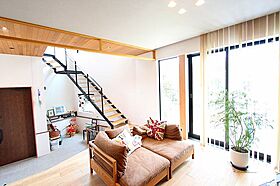 徳栄建設株式会社の施工事例「間仕切のない空間を高低差によって仕切る開放的な家」の画像3