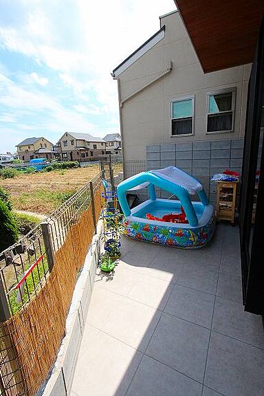 徳栄建設株式会社の施工事例「間仕切のない空間を高低差によって仕切る開放的な家」の画像9