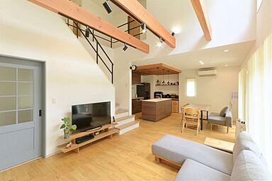 たいようホーム株式会社の施工事例「無垢材と塗り壁が映える自然素材に包まれた壁紙ゼロの家」の画像