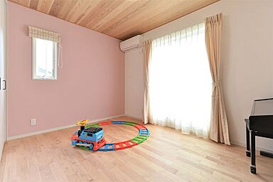 たいようホーム株式会社の施工事例「無垢材と塗り壁が映える自然素材に包まれた壁紙ゼロの家」の画像4