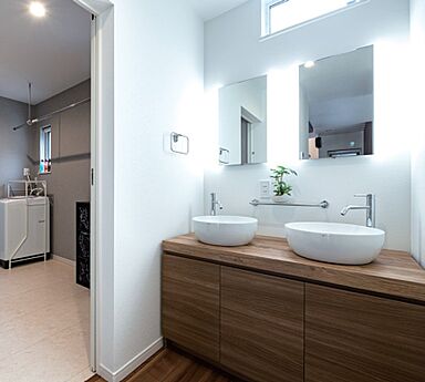 株式会社アイ工務店 札幌西支店の施工事例「念願のインナーガレージを叶えた 趣味が暮らしの一部になる家」の画像3