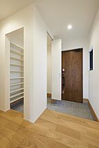 シンプルモダンスタイルの玄関 マコトホーム株式会社の事例画像