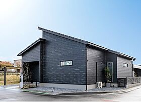 マコトホーム株式会社の施工事例「こだわりの外壁材が目を引く平屋の住まい」のメイン画像