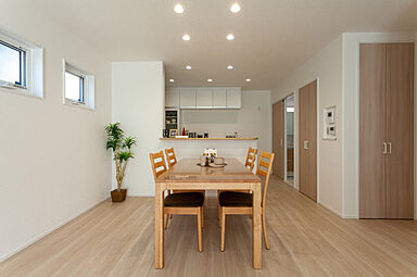 マコトホーム株式会社の施工事例「和室のあるゆとりの4LDK。収納も充実した快適な暮らし」の画像3