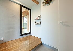 マコトホーム株式会社の施工事例「木のぬくもりと自然の光を感じる家」の画像1