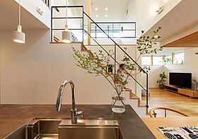 マコトホーム株式会社の施工事例「木のぬくもりと自然の光を感じる家」の画像6