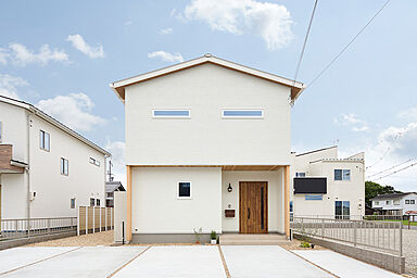 ALL・IN株式会社の施工事例「巧みに木を用いたシンプルな白い家」の画像