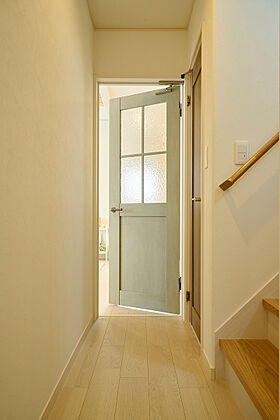 ALL・IN株式会社の施工事例「巧みに木を用いたシンプルな白い家」の画像8