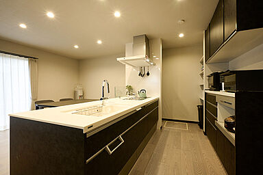 ALL・IN株式会社の施工事例「グレーで統一された広々LDKの家」の画像4