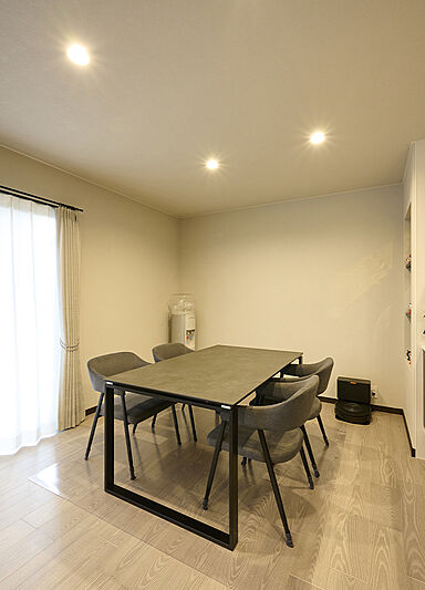 ALL・IN株式会社の施工事例「グレーで統一された広々LDKの家」の画像5