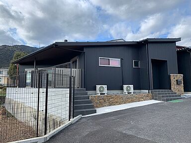 CASTLE HOMEの施工事例「薪ストーブと暮らす平屋の家」の画像