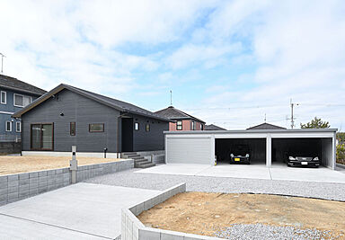 CASTLE HOMEの施工事例「一人暮らしを満喫!夢を詰め込んで叶えた平屋。3台分のガレージのある家」の画像