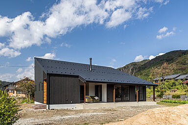 CASTLE HOMEの施工事例「在宅ワークがはかどる郊外暮らし。広々インナーテラスが室内外を緩やかに繋ぐ平屋の家」の画像