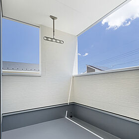 CASTLE HOMEの施工事例「愛車と暮らす白壁が映える家。玄関直結のガレージだから、雨の日の移動もスムーズ♪」の画像8