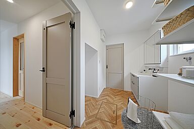 CASTLE HOMEの施工事例「スムーズな家事動線と無垢床のぬくもりを感じる家」の画像6