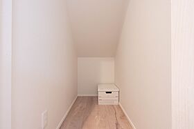 CASTLE HOMEの施工事例「ダークカラーの外壁に木製ドアが映える「かっこいい家」」の画像8