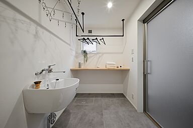 CASTLE HOMEの施工事例「木の温もりと光に包まれる心地よいガルバリウムの平屋」の画像10