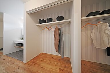 CASTLE HOMEの施工事例「木の温もりと光に包まれる心地よいガルバリウムの平屋」の画像9