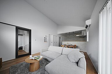 CASTLE HOMEの施工事例「勾配天井と家事動線にこだわった暮らしやすい平屋」の画像1