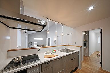 CASTLE HOMEの施工事例「勾配天井と家事動線にこだわった暮らしやすい平屋」の画像3