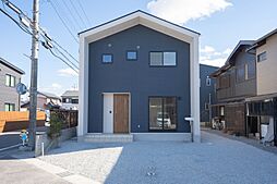 サンエルホームの施工事例「白のラインが美しく映える、三角屋根が際立つシンプルモダンな家」の画像