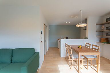 CASTLE HOMEの施工事例「白のラインが美しく映える、三角屋根が際立つシンプルモダンな家」の画像1