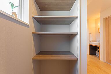 CASTLE HOMEの施工事例「白のラインが美しく映える、三角屋根が際立つシンプルモダンな家」の画像10