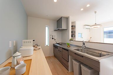 CASTLE HOMEの施工事例「白のラインが美しく映える、三角屋根が際立つシンプルモダンな家」の画像2