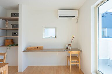 CASTLE HOMEの施工事例「白のラインが美しく映える、三角屋根が際立つシンプルモダンな家」の画像3