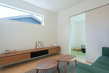 CASTLE HOMEの施工事例「白のラインが美しく映える、三角屋根が際立つシンプルモダンな家」の画像4