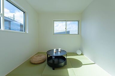 CASTLE HOMEの施工事例「白のラインが美しく映える、三角屋根が際立つシンプルモダンな家」の画像5