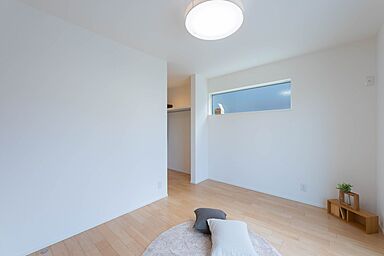 CASTLE HOMEの施工事例「白のラインが美しく映える、三角屋根が際立つシンプルモダンな家」の画像6
