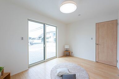 CASTLE HOMEの施工事例「白のラインが美しく映える、三角屋根が際立つシンプルモダンな家」の画像7