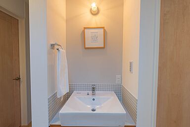 CASTLE HOMEの施工事例「白のラインが美しく映える、三角屋根が際立つシンプルモダンな家」の画像8