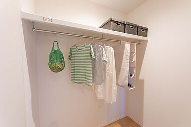 CASTLE HOMEの施工事例「白のラインが美しく映える、三角屋根が際立つシンプルモダンな家」の画像9